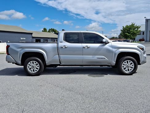 Certified 2025 Toyota Tacoma SR5 AWD/4WD image 8