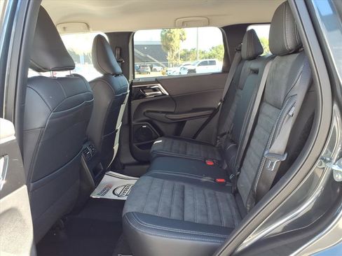 New 2025 Mitsubishi Outlander SE image 15