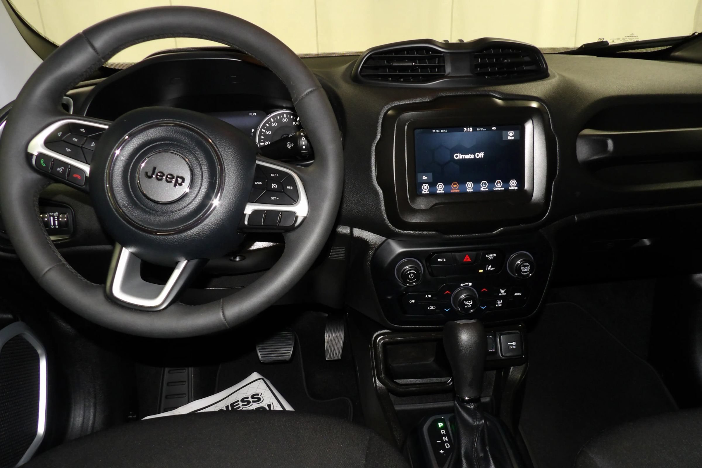 Used 2021 Jeep Renegade Latitude FWD image 11