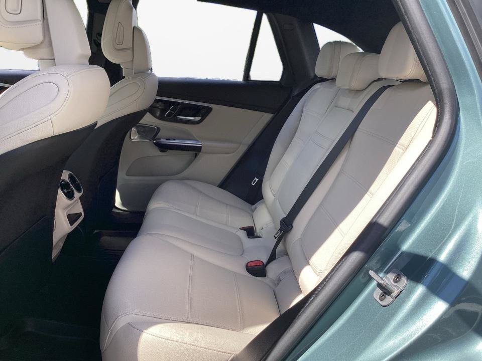 Used 2025 Mercedes-Benz GLC 300 4MATIC image 16