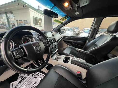 Used 2017 Dodge Grand Caravan SXT FWD image 19