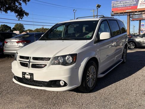 Used 2016 Dodge Grand Caravan R/T image 4