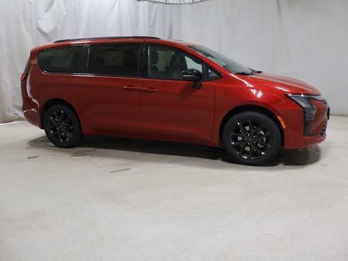 New 2027 Chrysler Pacifica Limited w/ S Appearance Package AWD/4WD image 4
