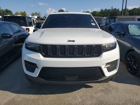 Used 2024 Jeep Grand Cherokee Altitude RWD image 2