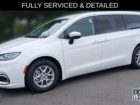 Used 2023 Chrysler Pacifica Touring-L FWD image 7
