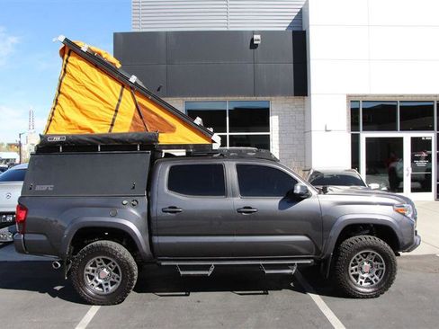 Used 2018 Toyota Tacoma TRD Sport w/ Technology Package image 54