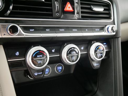 Used 2023 Genesis G70 2.0T AWD/4WD image 23