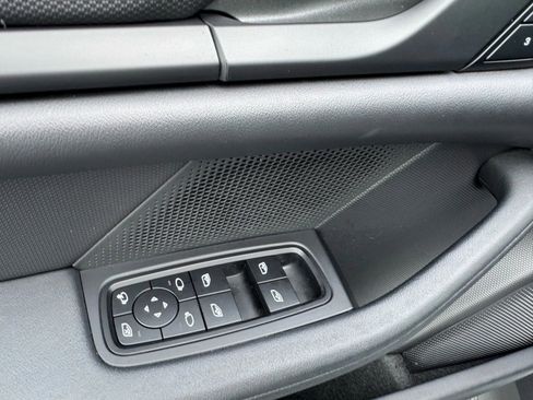 Used 2022 Porsche Taycan image 39