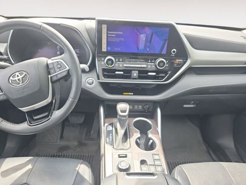 Used 2023 Toyota Highlander Platinum AWD/4WD image 10