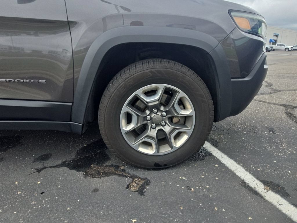 Used 2019 Jeep Cherokee Trailhawk w/ Cold Weather Group AWD/4WD image 16