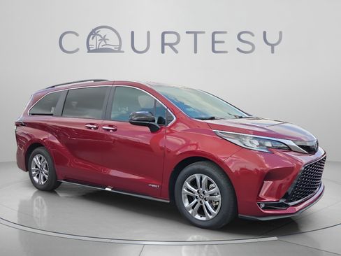 Certified 2021 Toyota Sienna XSE AWD/4WD image 3