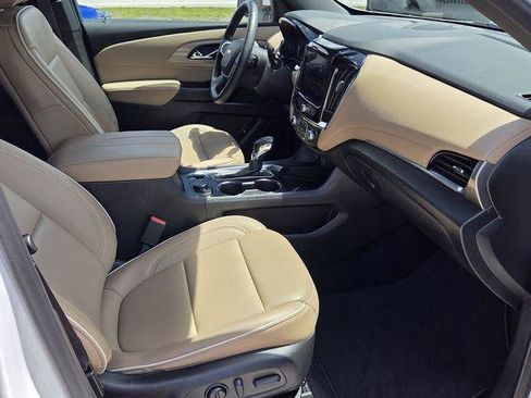 Used 2023 Chevrolet Traverse Premier FWD image 17