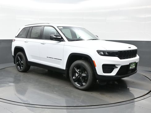 New 2025 Jeep Grand Cherokee Altitude AWD/4WD image 8