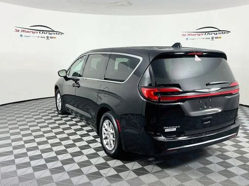 Used 2024 Chrysler Pacifica Touring-L FWD image 6