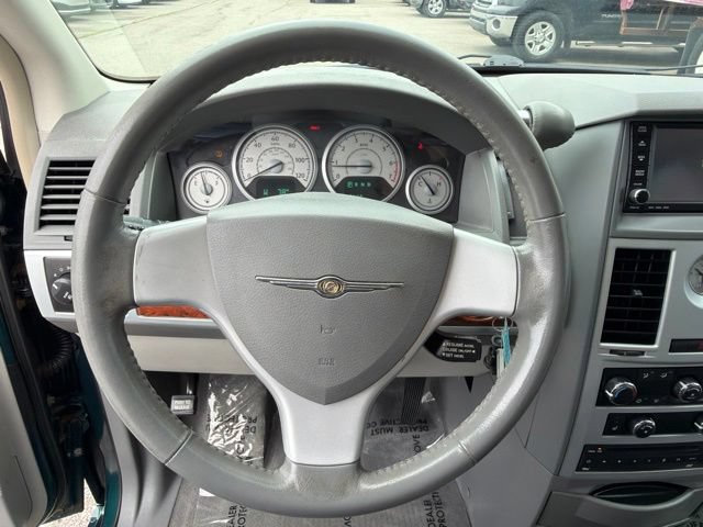 Used 2009 Chrysler Town & Country Touring w/ Entertainment Group #2 FWD image 10