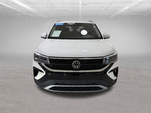 Certified 2023 Volkswagen Taos SE FWD image 2