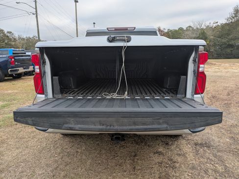 Used 2020 Chevrolet Silverado 1500 Custom w/ Custom Value Package image 12