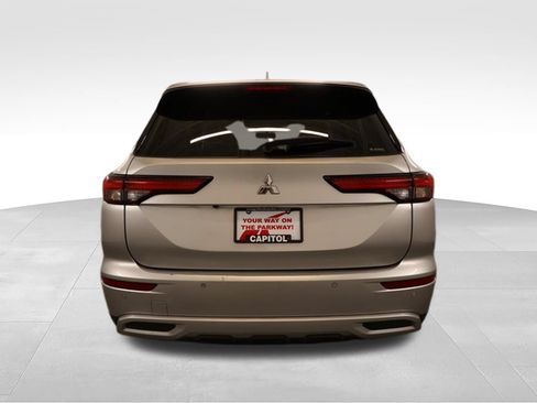 Used 2024 Mitsubishi Outlander SE AWD/4WD image 3