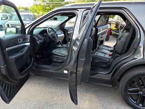 Used 2017 Ford Explorer XLT w/ Equipment Group 202A AWD/4WD image 25