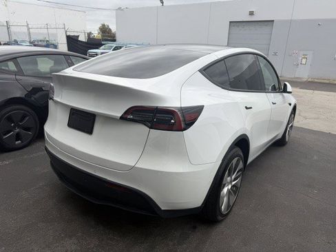 Used 2022 Tesla Model Y Long Range AWD/4WD image 3