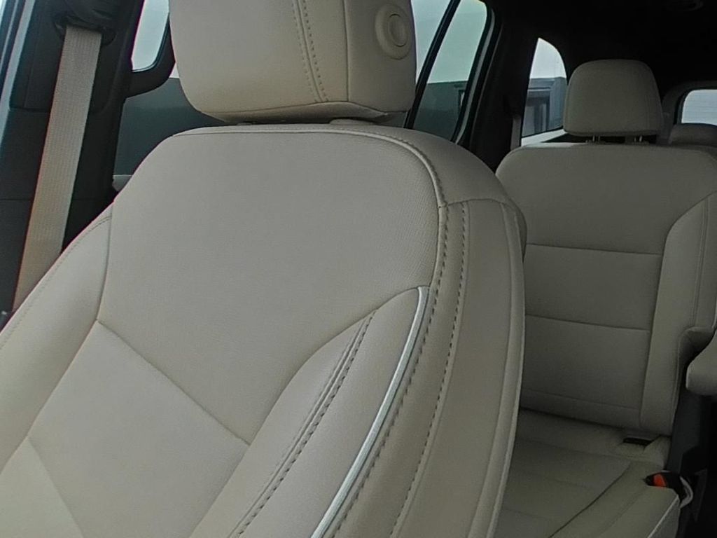 Used 2025 Buick Enclave Preferred w/ Power Package FWD image 9