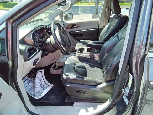 Used 2017 Chrysler Pacifica Touring-L Plus FWD image 13