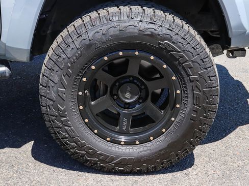 Used 2018 Toyota Tacoma TRD Sport w/ Technology Package RWD image 14