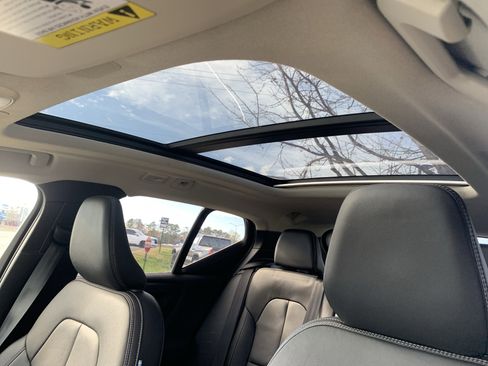 Used 2025 Volvo XC40 B5 Plus image 28