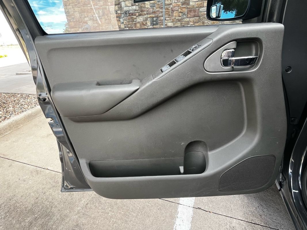 Used 2012 Nissan Frontier PRO-4X AWD/4WD image 9