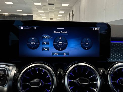 Used 2025 Mercedes-Benz GLB 250 image 36