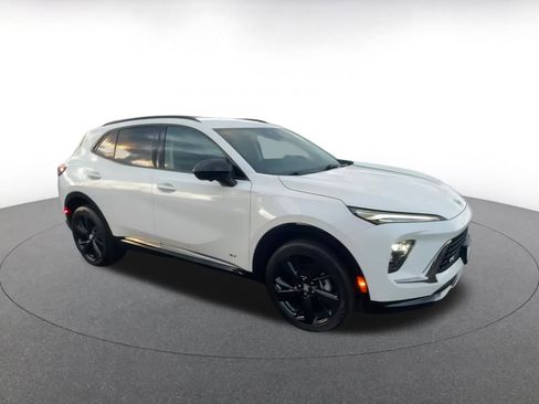 Used 2024 Buick Envision Sport Touring image 2