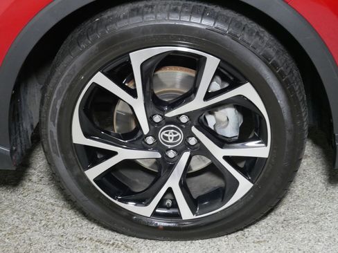 Used 2020 Toyota C-HR XLE FWD image 15