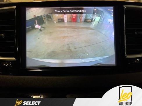 Used 2023 Chrysler Pacifica Touring-L FWD image 17