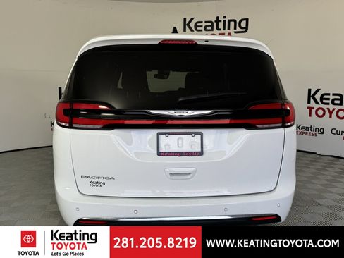 Used 2025 Chrysler Pacifica Select FWD image 6