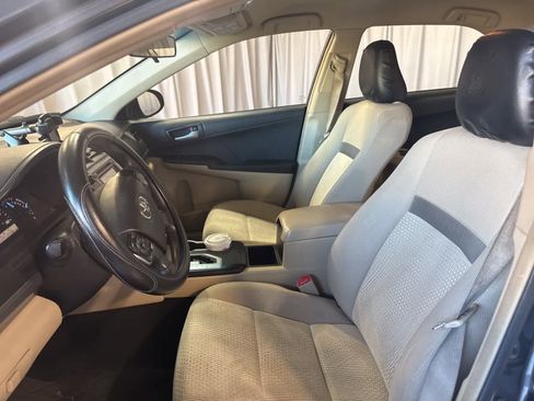 Used 2014 Toyota Camry L image 19