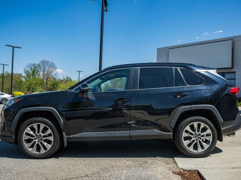 Used 2019 Toyota RAV4 XLE Premium w/ Cold Weather Package AWD/4WD image 4