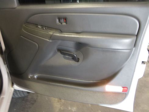 Used 2004 Chevrolet Silverado 2500 LS w/ Skid Plate Package AWD/4WD image 31
