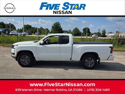 Used 2025 Nissan Frontier SV RWD image 4