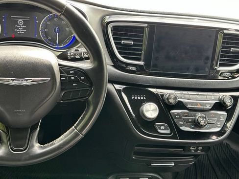 Used 2018 Chrysler Pacifica Touring-L w/ Premium Audio Group FWD image 34