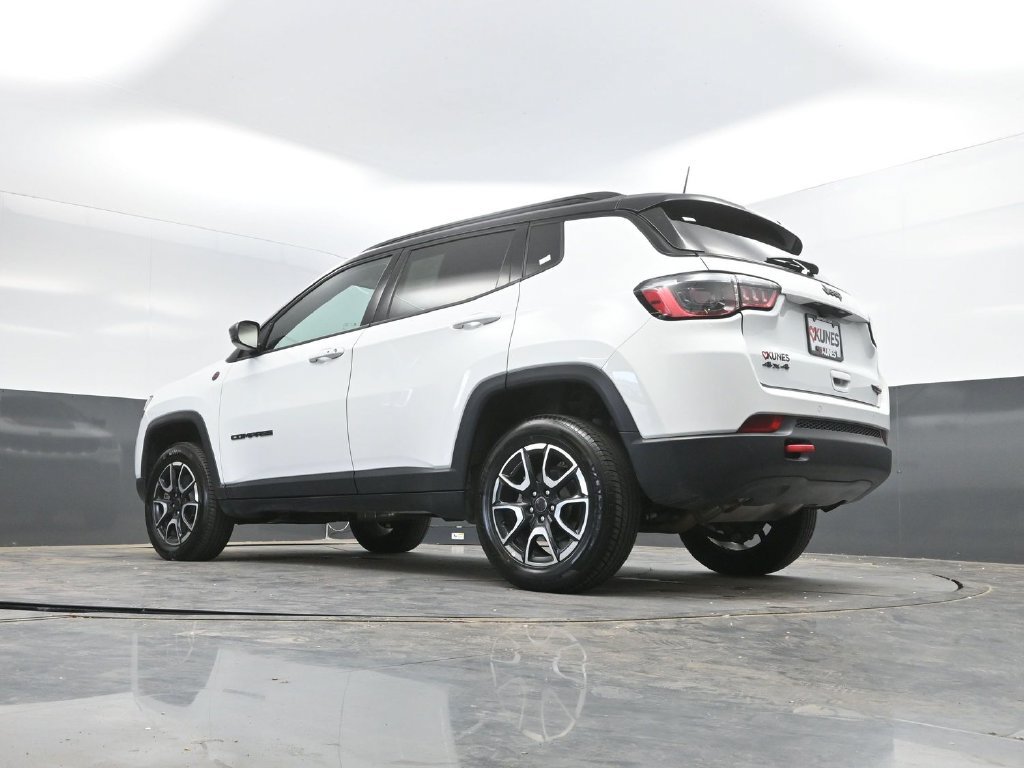 Used 2025 Jeep Compass Trailhawk AWD/4WD image 35