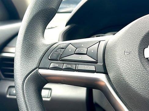 Used 2025 Nissan Altima 2.5 SV FWD image 29