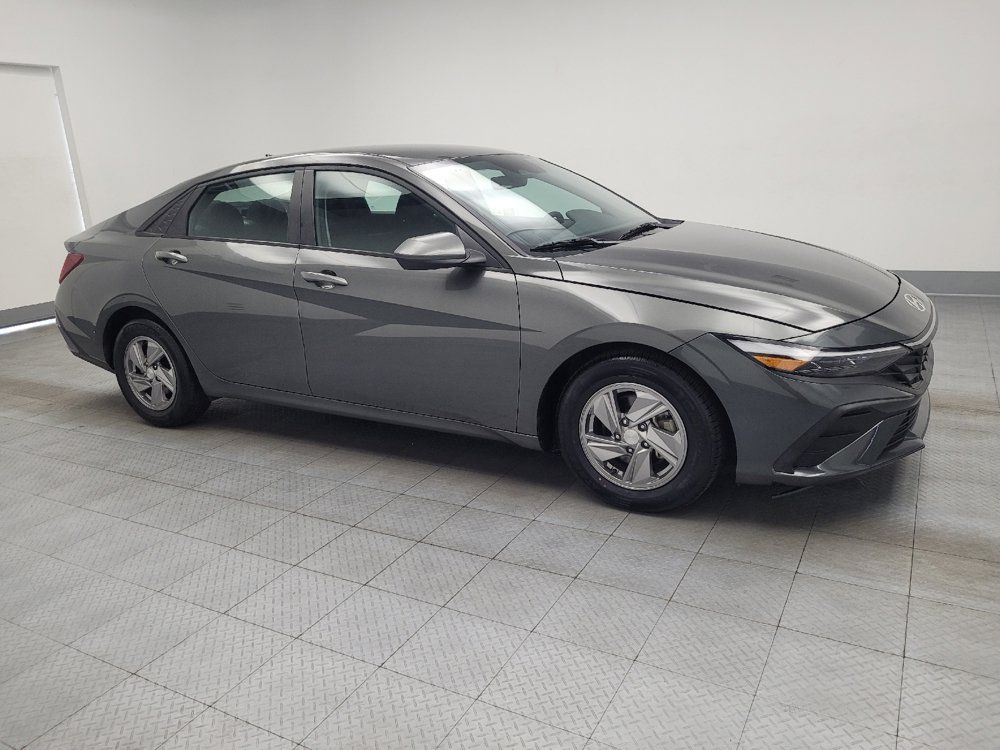 Used 2025 Hyundai Elantra SE FWD image 11