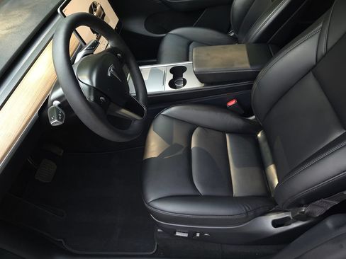 Used 2025 Tesla Model Y Long Range RWD image 13