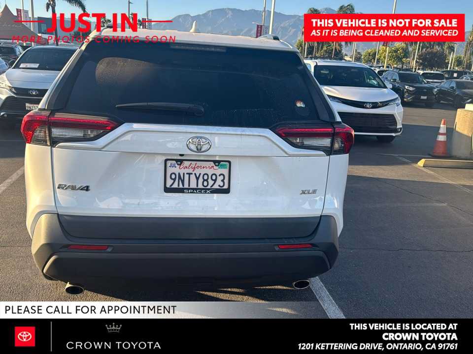Used 2020 Toyota RAV4 XLE Premium FWD image 5