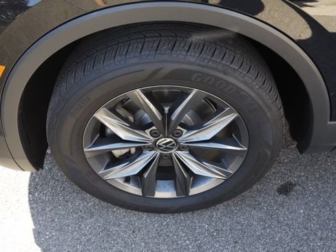 Used 2022 Volkswagen Tiguan SE image 10