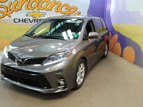 Used 2020 Toyota Sienna SE image 4