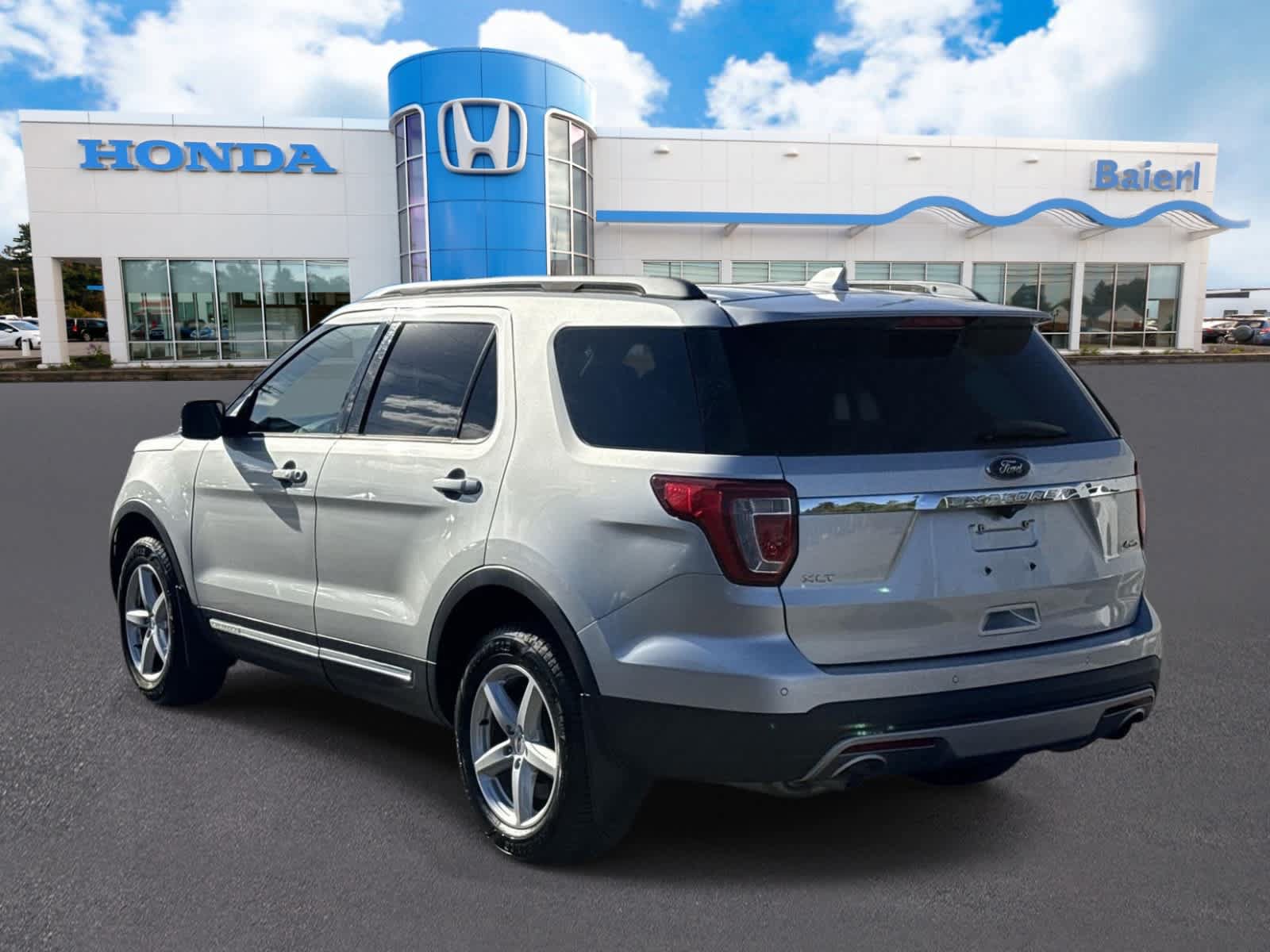 Used 2017 Ford Explorer XLT w/ Equipment Group 202A AWD/4WD image 3