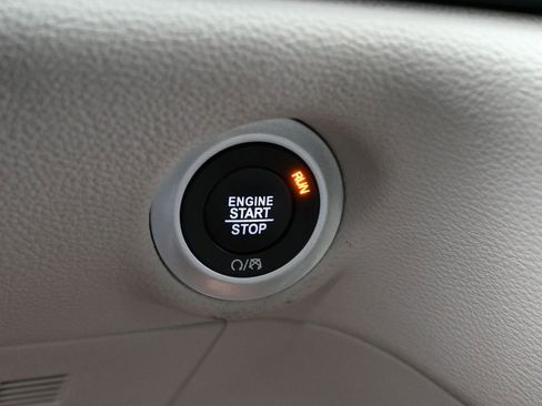 Used 2024 Chrysler Pacifica Select image 32