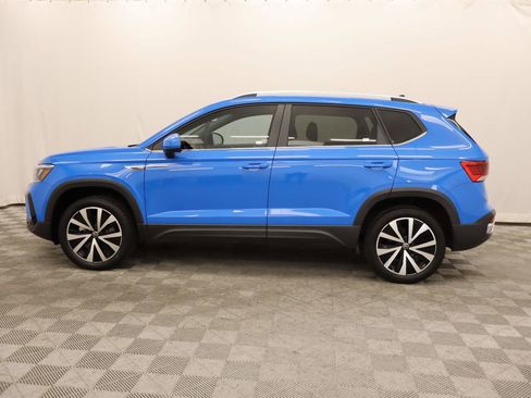 Certified 2023 Volkswagen Taos SE w/ Panoramic Sunroof Package image 3