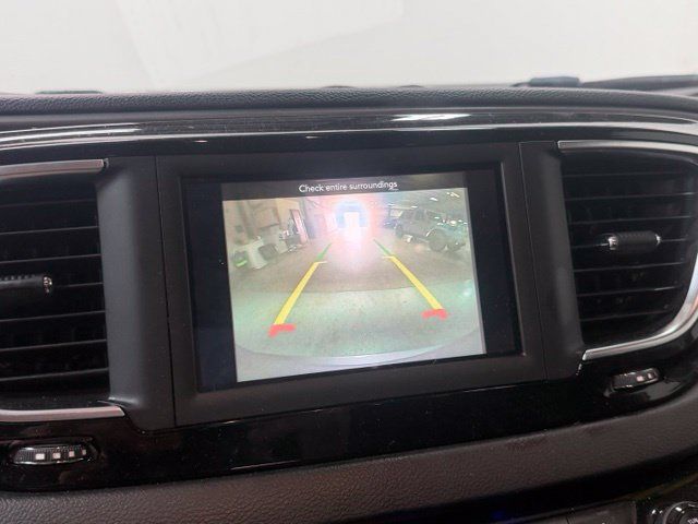 Used 2020 Chrysler Pacifica Touring-L FWD image 18